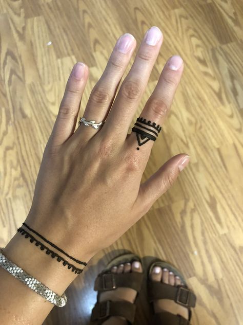 Simple Henna Designs On Fingers, Easy Henna Designs Fingers, Henna Rings Simple, Easy Hena Tato, Easy Simple Henna Designs For Beginners, Easy Henna Ideas Simple Hand, Easy Henna Tattoo Designs Simple Fingers, Simple Henna Finger Designs, Easy Henna Designs For Beginners Fingers