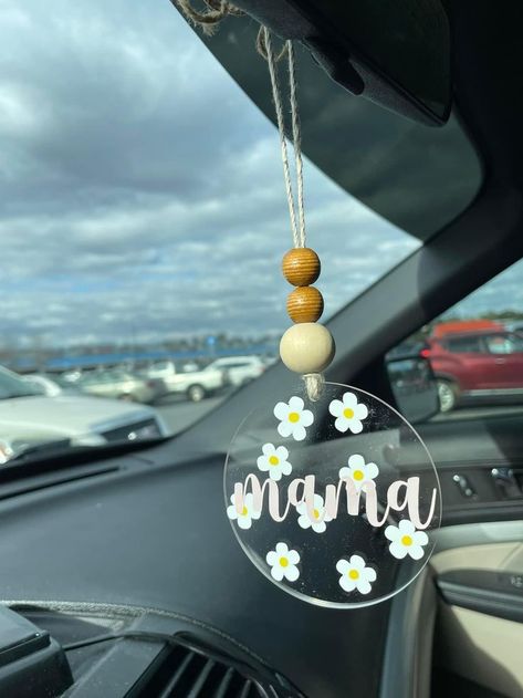 Acrylic Round Car Charm, Resin Art Car Hanging, Diy Acrylic Car Charms, Cricut Car Charm, Acrylic Car Charms Rear View Mirror, Acrylic Cricut Projects, Diy Car Charms, Car Charms Diy, Acrylic Car Charms