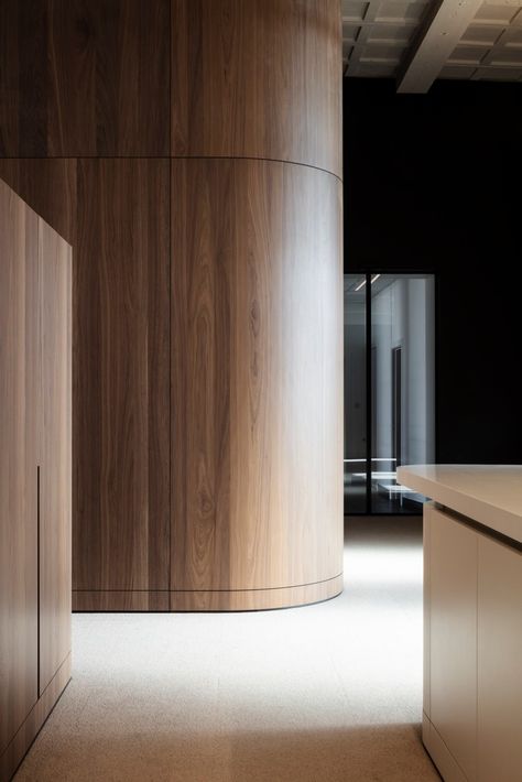 » Vandewiele Office by Steven Vandenborre Curved Walls Interior, Walnut Timber, Timber Walls, Joinery Details, Curved Walls, Timber Cladding, Wall Cladding, Commercial Design, Contemporary Architecture