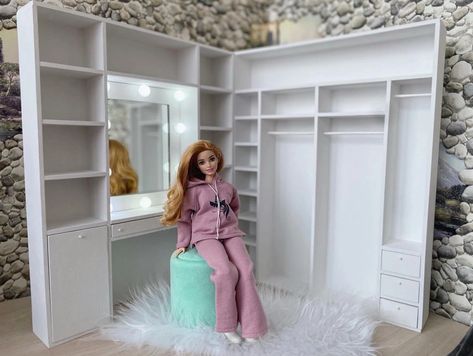 How To Build Barbie Furniture, Barbie Doll Diy Crafts, Diy Barbie Room, Barbie Furniture Diy Homemade, Diy Barbie Furniture Easy, Dollhouse Furniture Tutorials, Dollhouse Furniture Kits, Barbie Bedroom, Barbie House Furniture