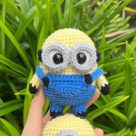 ✿ Flowerpot Craft ✿ on Instagram: "Bob on Stuart!! 🍌🍌💙💛 👑 Our King Bob is really showing the king behavior, and dare enough to step on others 😭🤪 ❣️Disclaimer: no minions were hurt while taking this photo. Pattern by @medaami 😙 Tags- #minions #minion #cute #amigurumiminion #amigurumi #crochet #crocheting #papoy #amigurumis #amigurumilove #handmade #handmadewithlove #madewithlove #handcrafted #handcraft #crochetartist #art #artoftheday #artwork #custommade #custom #likesforlike #artistsoni Minion Granny Square, Crochet Minions Pattern Free Amigurumi, Minion Cute, Crochet Stuffy, King Bob, Minion Gifts, Minion Crochet Patterns, Crochet Bob, Crochet Minion