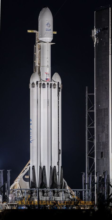 Falcon Heavy Rocket, Falcon Heavy Wallpaper, Geometric Wallpaper Iphone, Spacex Falcon Heavy, Nasa Spacex, Nasa Space Program, Spacex Starship, Space Technology, Cosmos Space