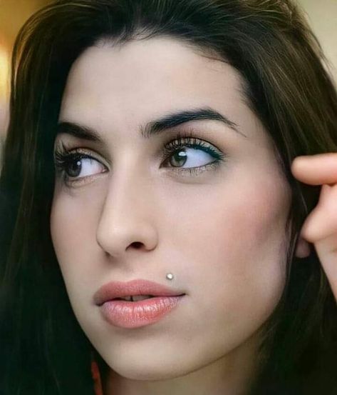 Madonna Piercing, Monroe Piercing Jewelry, Upper Lip Piercing, Amy Winehouse Style, Monroe Piercings, Face Piercings, Facial Piercings, Dermal Piercing, Jewelry Tattoo