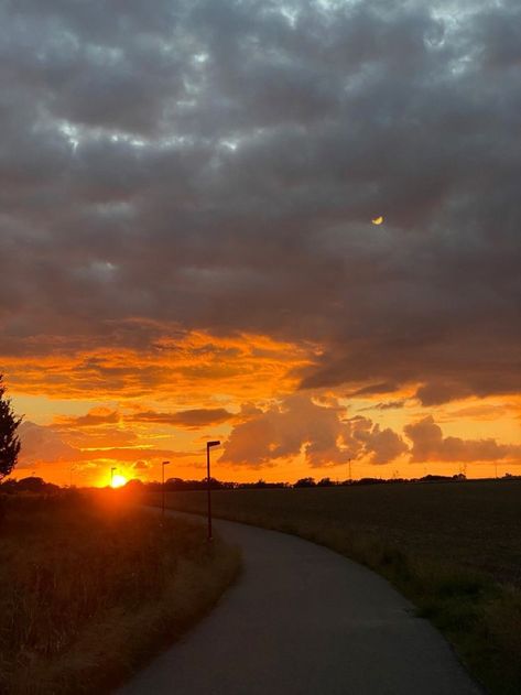 Sunrise Pictures, Golden Hour Photos, Sunset Rose, Aesthetic Sunset, Sky Pictures, Look At The Sky, Pretty Landscapes, Pretty Sky, Sunset Pictures