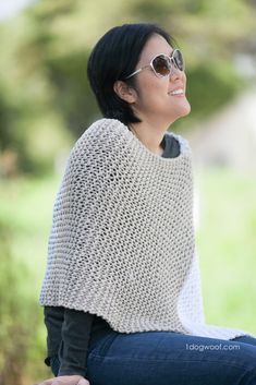 Knitted Poncho Patterns Free, Easy Poncho Knitting Pattern, Free Knit Pattern, Capelet Pattern, Knitted Capelet, Poncho Patterns, Easy Knitting Patterns Free, Knit Poncho Sweater, Knitting Patterns Free Beginner