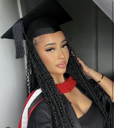 Black Hairstyles For Graduation, Afro Graduation, Graduation Looks Hairstyles, Graduation Braids, Senior Things, Graduation Look, Graduation Hairstyles, Curly Hair Wig, Cute Makeup Looks