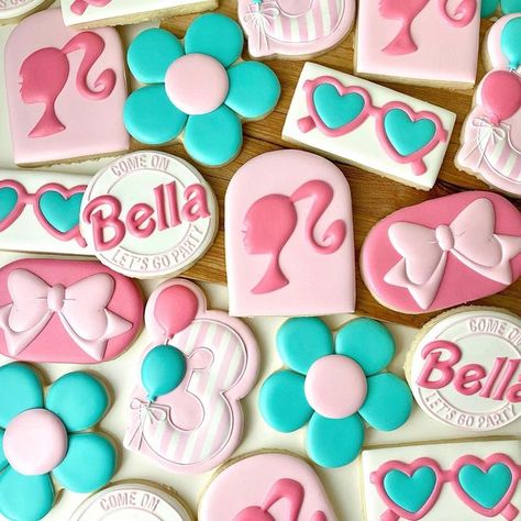 Barbie Cookies 3rd Birthday, Barbie Sugar Cookies Royal Icing, Barbie Royal Icing Cookie, Barbie Cookies Decorated, Barbie Sugar Cookies, Galletas Aesthetic, Barbie Cookies, Heart Cookies Recipe, Bday Cookies