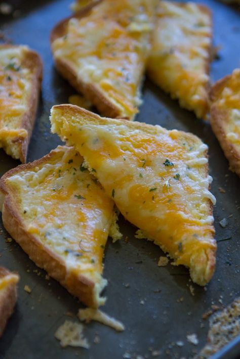 Texas Toast Texas Toast Recipe, Texas Toast Bread, Texas Toast Garlic Bread, Cheesy Garlic Bread Recipe, Cheese Toast Recipe, Texas Toast, Cheesy Bread, Cheese Toast, Best Cheese