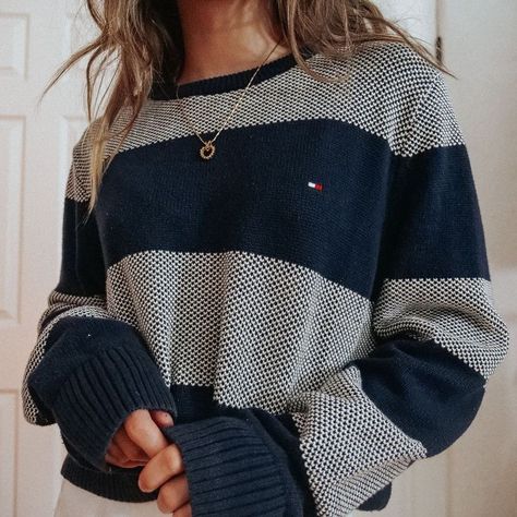 Tommy Clothes, Sweater Tops Outfit, Tommy Hilfiger Outfits, Pull Tommy Hilfiger, Outfit Inspiration Women, Looks Pinterest, Tommy Hilfiger Sweatshirt, Pullover Outfit, Tommy Hilfiger Outfit