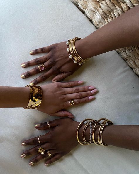 Jewelry Accessories Black Women, Black Women Gold Jewelry Aesthetic, African Gold Aesthetic, Gold Bangles Black Women, Gold Aesthetic Black Woman, Earthy Gold Aesthetic, Gold Jewelry Dark Skin, Gold Bangle Aesthetic, Jewlrey Aesthic Black Women