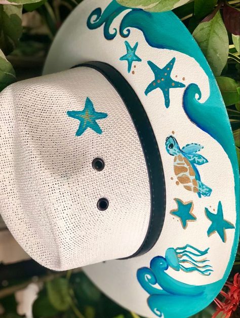 How To Paint Hats, Painting On Hats Ideas, Painted Straw Hats, Hat Paintings Ideas, Straw Hat Crafts, Hat Painting, Painted Clothes Diy, Fabric Painting On Clothes, Straw Hat Beach