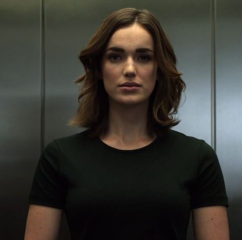 Jemma Simmons, Elizabeth Henstridge, Fitz And Simmons, Marvel Agents Of Shield, Smart Outfit, Agents Of Shield, Marvel Women, Better Half, Beauty Queens