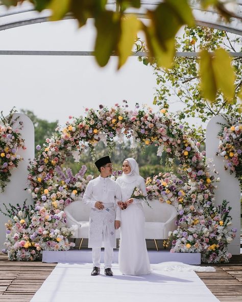 A heartfelt thank you to Afrina and Sufyan for choosing our 'Bring Us Home' wedding package for your beautiful outdoor celebration. Your trust in us means the world. Wishing you both a lifetime of love and cherished memories in this stunning setting Photo by : @anginstudios Decor by : @rumahdusun For rates & packages kindly click the link on our bio. #riasan #destinationweddingkelantan #gardenweddingkelantan #eventplacekelantan #malaysiawedding #kelantanwedding #pasirputehwedding... Dekorasi Wedding Outdoor, Pelamin Garden, Nikah Decor, Pose Prewedding, Flowers Backdrop, Outdoor Celebration, Garden Theme Wedding, Wedding Backdrop Decorations, Wedding Inspired