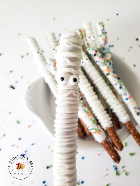 Easy Halloween Recipe: Mummy Pretzel Rods - A Storybook Day Mummy Chocolate Covered Pretzels, Spooky Snacks, Easy Halloween Food, Covered Pretzels, Small Microwave, Pretzel Rods, Halloween Recipe, Chocolate Covered Pretzels, White Candy