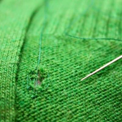 How to Mend Holes in Woolens {Mending} | How to Mend Holes in Woolens {Mending} Do you have a favorite wool sweater that has a small hole starting to show? This tutorial will show you how to fix it right up so you can keep on loving it! All you’ll need is addition to this post is needle, thread in the… Mend Holes, Boro Mending, Sewing Repairs, Fixing Clothes, Visible Mending, Handy Dandy, Needle Work, Knitting Ideas, Knitting Techniques