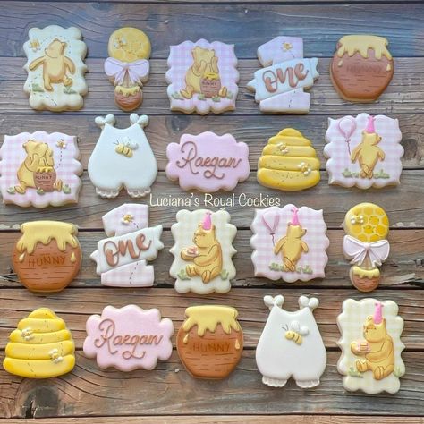 Classic Winnie The Pooh Cookies, Winnie The Pooh Sugar Cookies, Boy Baby Shower Cookies, Winnie The Pooh Cookies, Pooh Cookies, First Birthday Cookies, Winnie The Pooh Birthday, Tiered Cake, Baby Cookies