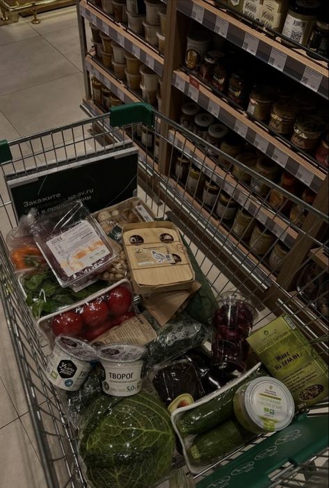 Healthy Grocery Shopping, Crazy Ideas, Photos Of People, Hilarious Photos, Grocery Haul, Healthy Groceries, Healthy Shopping, Healthy Food Motivation, Think Food