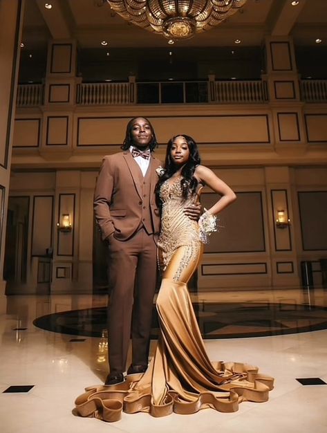 Gold Prom Couple Outfit, Brown Prom Dress Couple, Brown Prom Suit, Gold Prom Couple, Prom Couples Black People, Black Couple Prom, Prom Couples Outfits, Couple Prom Pictures, Prom Black People