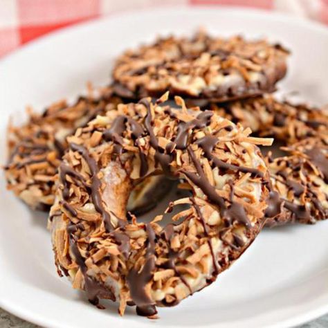 {Easy} Keto Samoa Cookies – Copycat Girl Scout Caramel Delites Cookie Recipe – Low Carb Desserts – Snacks Samoa Recipe, Samoa Cookies Recipe, Samoas Recipe, Low Carb Caramel, Keto Caramel, Samoa Cookies, Keto Cakes, Diet Cookies, Keto Cookie Recipes