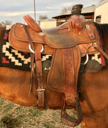 Ranch Saddle, Mountain Man Clothing, Quarter Horses For Sale, Saddle Making, Ranch Horses, Saddles For Sale, Horse Braiding, Cowboy Posters, Roping Saddles