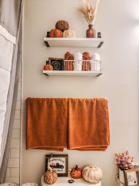 Fall bathroom decor, bathroom styling, fall home, bathroom shelf decor, fall styling, fall home decor, autumn bathroom, fall decor ideas Fall Bathroom Decor Ideas, Fall Apartment Decor, Fall Bathroom Decor, Halloween Decor Diy, Fall Bathroom, Fall Room Decor, Fall Bedroom Decor, Decor Ideas Bedroom, Easy Fall Decor