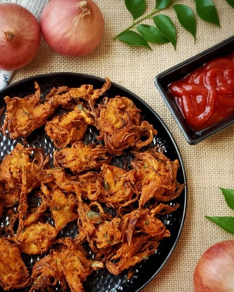 A tried and tested family recipe for perfectly crisp, delicious onion fritters. Fried Onions Crispy, Crispy Fried Onions Recipes, Onion Crisps Fried, Indian Fried Onions, Onion Pakoda, Vegetarian Platter, Samosa Chaat, Tastemade Recipes, Crispy Onions