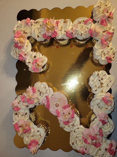 21st Birthday Cupcake Ideas For Her, Bday Cupcakes For Women, Floral 21st Birthday Theme, 21 Cupcake Cake Number, 21 Birthday Cupcakes Ideas, 21st Cupcake Ideas, 21 Birthday Cupcakes, 20th Birthday Cupcakes, 21st Birthday Food