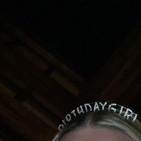 Birthday Girl Aesthetic, Crown Aesthetic, Ex Friends, Birthday Dinner Party, Girls Crown, Cindy Lou, Balm Dotcom, Birthday Crown, Downtown Girl