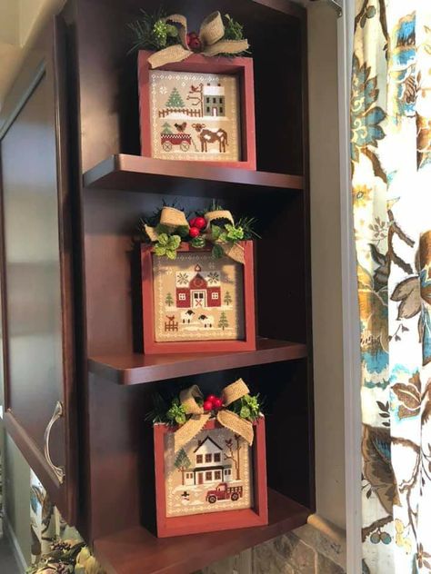 Framed Cross Stitch Wall Hangings, Cross Stitch Finishing Ideas, Cross Stitch Display, Christmas Sewing Patterns, Counted Cross Stitch Patterns Free, Stitch Delight, Christmas Fabric Crafts, Primitive Stitchery, Cross Stitch Christmas Ornaments