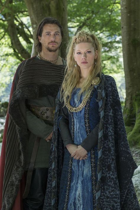 Vikings: Ben Robson as Kalf and Katheryn Winnick as Lagertha Lagertha Vikings, Vikings Travis Fimmel, Vikings Lagertha, Thor Mjolnir, History Channel Vikings, Costume Viking, Vikings Season, Viking Shop, Vikings Tv Show