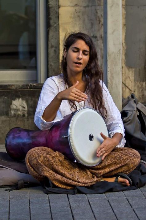 Folk Musician, Musician Photography, Black And White People, People Crowd, Woman Singing, Human Figure Sketches, Music Tutorials, Street Musician, Indian Photoshoot