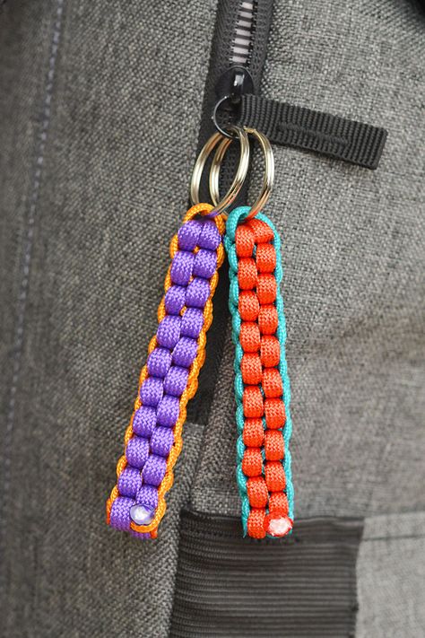 Paracord Keyring Tutorial, Paracord Tutorial Keychain, Paradors Keychain, How To Make Paracord Keychain, Paracord Keychain Patterns, Paracord Designs Pattern, Micro Paracord Projects, How To Finish Paracord Ends, Diy Keyring Ideas