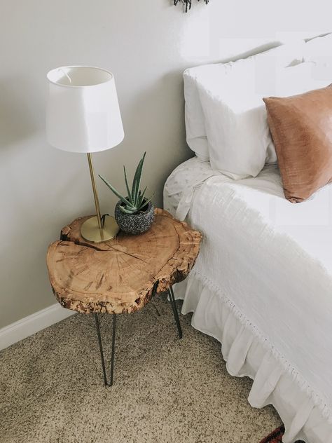 Live Edge Bedroom, Bedside Table Live Edge, Log Nightstand, Diy Wooden Bedside Table, Diy Round Bedside Table, Boho Bedside Tables, Live Edge Wood End Table, Live Edge Nightstand End Tables, Small Wooden Bedside Table