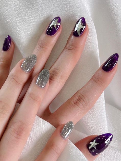 dark purple and silver glitter nails with silver stars Nails For Purple Dress Prom, Olivia Rodrigo Nail Art, Dark Purple And Silver Nails, Dark Purple Nails Ideas, Purple And Silver Nails, Glossy Nails, Purple Chrome Nails, Violet Nails, Dark Purple Nails