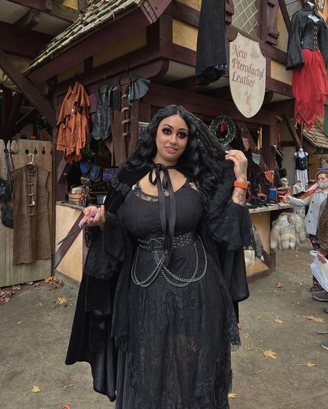 Renfaire Outfit Dark Fairy, Plus Size Ren Faire, Afro Goth Women, Plus Size Ren Faire Costume, Ren Faire Witch, Dark Fairy Outfit, Fair Fits, Oc Cosplay, Fantasy Core