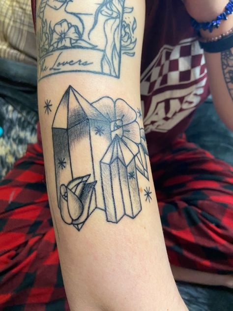 done by pokedbynae on instagram Soul Gem Tattoo, 2222 Tattoo, Crystals Tattoo, Van Tattoo, Designs For Tattoos, Soul Gem, Tattoo Van, Gem Tattoo, Crystal Tattoo