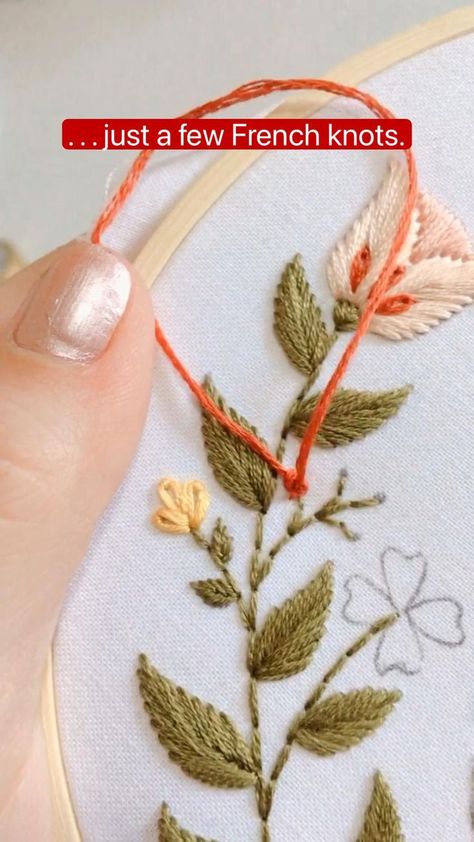 Hand Embroidery Gift Ideas, Embroidery Gift Ideas, Hands Embroidery, Motif Embroidery, Embroidery Hoop Wall, Diy Embroidery Designs, Fabric Brooch, Hand Embroidery Patterns Flowers, Hand Embroidery Videos