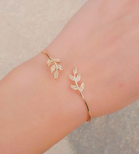 قلادات متدلية, Pretty Jewelry Necklaces, Jewelry Bracelets Gold, Gold Rings Fashion, Jewelry Accessories Ideas, Hand Bracelet, Girly Accessories, Classy Jewelry, Fancy Jewellery