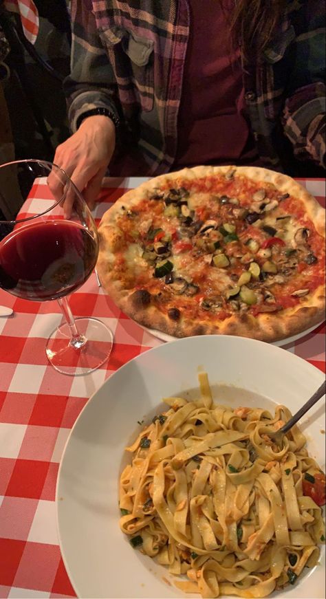 Restaurant Dinner Aesthetic, Pizza Italian, Dinner Aesthetic, Restaurant Dinner, Italian Restaurants, Pasta Pizza, Italian Restaurant, Spaghetti, Pizza