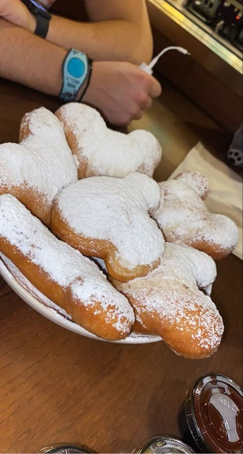 Disney Food Pictures, Beignet Disney, Disney World Food Pictures, Disney Christmas Food, Disney Park Food, Disney Beignets, Beignets Disney, Mickey Food, Mickey Beignets