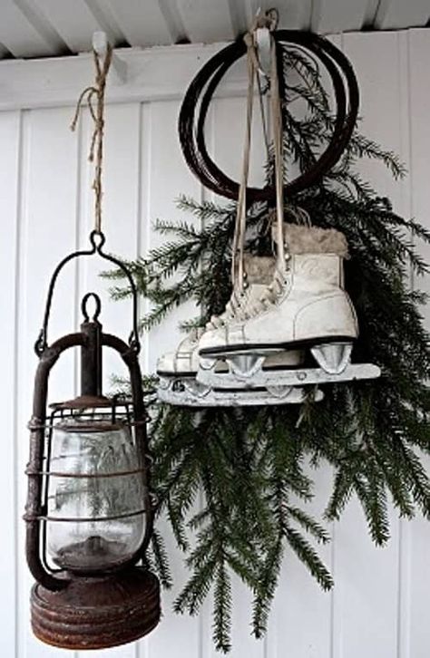 35 Amazing Vintage Ski and Ice Skates Decorations Christmas Background Photography, Country Christmas Trees, Vintage Decorations, Diy Christmas Ornaments Easy, Christmas Paintings On Canvas, Outdoor Deco, Christmas And Winter, Country Christmas Decorations, Front Porch Christmas Decor Ideas