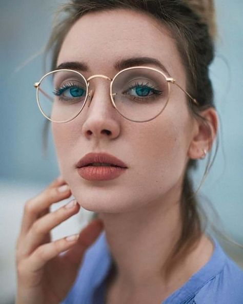 Brunette-woman-wearing-rose-gold-round-wire-spectacles Carolina Porqueddu, Cute Glasses Frames, Glasses Frames Trendy, Female Portrait Photography, Glasses Trends, Womens Glasses Frames, Eyewear Trends, Photographie Portrait Inspiration, Trendy Glasses