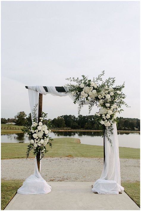 Outdoor Wedding Ceremony Decorations Altars, Classic Wedding Arch Ideas, Wedding Alter Greenery Ceremony Arch, Simple Venue Decoration Wedding, Arch Decor For Wedding, Rustic And Elegant Wedding Decor, Wedding Arch Inspiration, Elegant Wedding Arch Ideas, Flowers On Arch Wedding