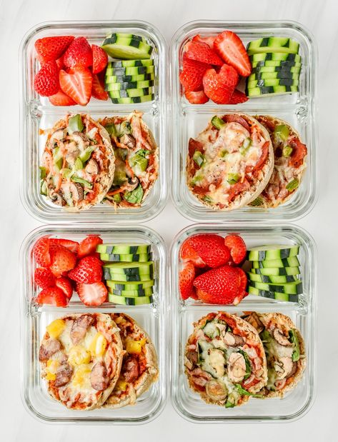 Personal pizza meets meal prep for this easy cold lunch idea! Customize these English Muffin Mini Pizzas with your favorite toppings, then eat them cold or reheated during the week! #mealprep #projectmealplan #coldlunch #minipizzas Breakfast Meal Prep Containers, No Heat Meal Prep Lunches, Grazing Lunch Box Ideas, Pizza Meal Prep, Lunchbox Pizza, Healthy Office Lunch, Office Lunch Ideas, Office Meals, Lunch School