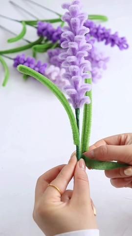 Thi Florist (@thiflorist) | TikTok Flower Making Crafts, Chenille Crafts, Paper Flowers Diy Easy, Ribbon Flowers Diy, Piping Flowers, Diy Bouquet Wrap, Pipe Cleaner Flowers, Diy Pipe, Pipe Cleaner Crafts