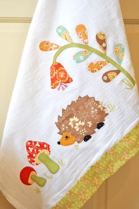 Hedgehog Quilt, 11th Day Of Christmas, Chicken Scratch Patterns, Patchwork Applique, Hedgehog Craft, Tree Quilts, Baby Applique, Applique Ideas, Applique Quilting