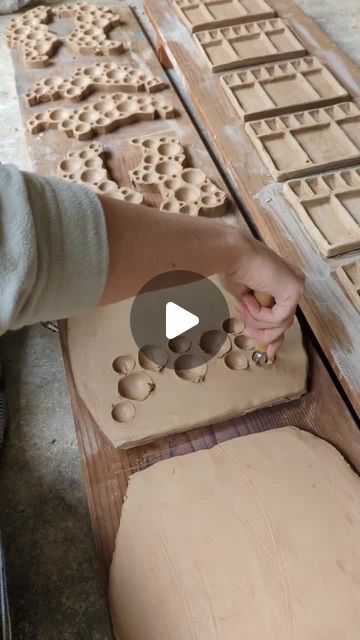 𝙏𝙝𝙚 𝘾𝙚𝙧𝙖𝙢𝙞𝙘 𝙎𝙘𝙝𝙤𝙤𝙡 on Instagram: "How to use a loop tool ❤️  •••  Follow @beautifulswirls for more!" How To Make Ceramic, 100k Views, Ceramic Tools, Pottery Workshop, Pottery Tools, Pottery Techniques, Clay Tools, Ceramics Ideas Pottery, Rustic Garden Decor