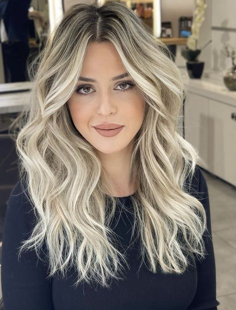 Savannah Chrisley Hair, Ombre Balayage Hair Blonde, Babylights Blonde Highlights, Full Blonde Hair, Black Roots Blonde Hair, Trending Hair Color, Dark Roots Blonde, Blonde Hair Goals, Blonde Hair With Roots