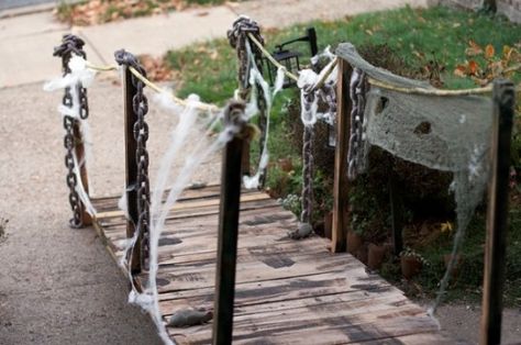 Diy Halloween Entrance, Haunted Pirate Ship, Halloween Entrance, Pirate Decorations, Pirate Halloween Decorations, Pirate Halloween Party, Halloween Front Door Decorations, Bricolage Halloween, Pirate Decor