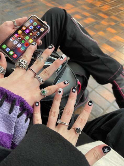 Nail Polish Black And White, Gf And Gf Matching Nails, Matching Couple Manicure, Aesthetic Matching Nails, Couple Nail Art, Boyfriend And Girlfriend Nails, His And Hers Nails, Matching Nails With Best Friend, Matching Nails With Boyfriend